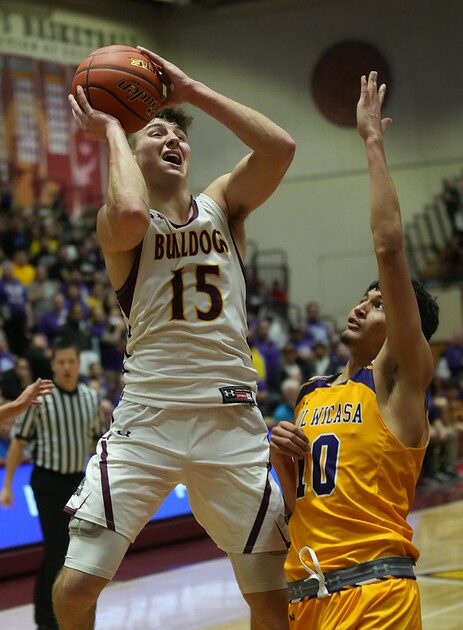 Image of De Smet and Lower Brule playing in the 2022 State B boys basketball tournament in Aberdeen.