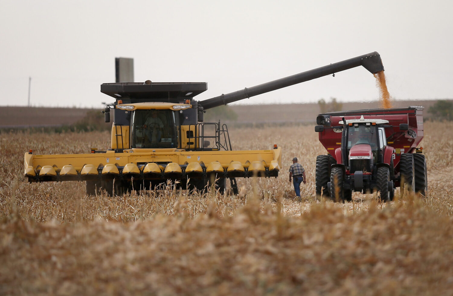 Q&A: Carbon pipeline execs say ethanol’s future hangs in the balance 1 Dave Fendrich, walking, helps Bryant Hofer, in combine, harvest a field of corn on Oct. 2, 2013, near Salem. Getty Images photo by Scott Olson
