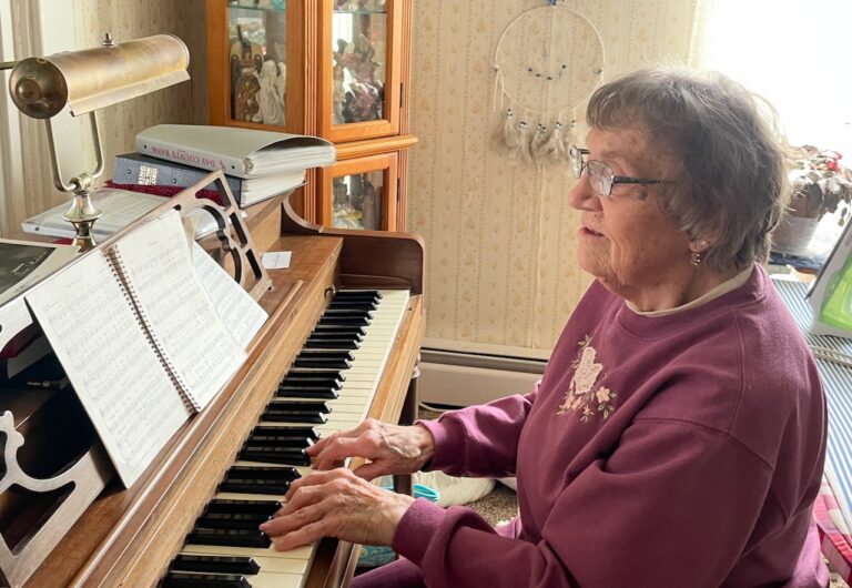 Lorinda Towe finds activities to keep her busy, including playing piano, playing cards with friends, quilting and making plastic mats for the homeless. Aberdeen Insider photo by Elisa Sand