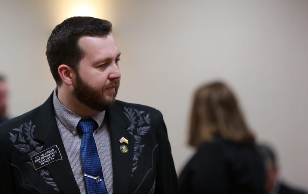 Rival South Dakota school choice bills both fail in Education Committee 2 Rep. Dylan Jordan, R-Clear Lake, talks to attendees ahead of the House Education Committee meeting on Jan. 29. South Dakota Searchlight by Josh Haiar.