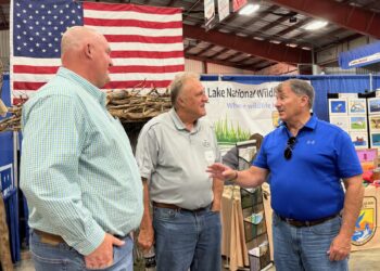 Shane Philips, left, general manager of WEB Water, and WEB board member Dick Werner visit with U.S. Sen. Mike Rounds, R-S.D., at the Brown County Fair on Friday, Aug. 15. Aberdeen Insider photo by Elisa Sand.