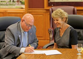Doug Pietz, executive director at Huron Community Campus, signs the newest memorandum of understanding with Northern State University Interim President Laurie Nichols. With the agreement, Northern provides classes in Huron. Photo courtesy of Northern State University.
