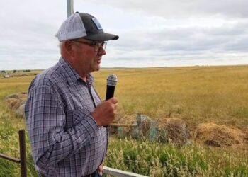 Terry Ness explains his regenerative ag practices during a 2024 tour of his operation just east of Pierre. Photo courtesy of the South Dakota Soil Health Coalition.