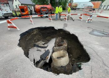 Aberdeen officials working to ease concerns after 3.22 inches of rain 2 A portion of a road collapsed as the result of a thunderstorm the night of Tuesday, July 7. City crews are working to fix the significant hole. Photo courtesy of Travis Schaunaman.